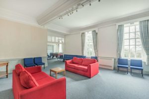 2 sofas in the recreational room in Marl